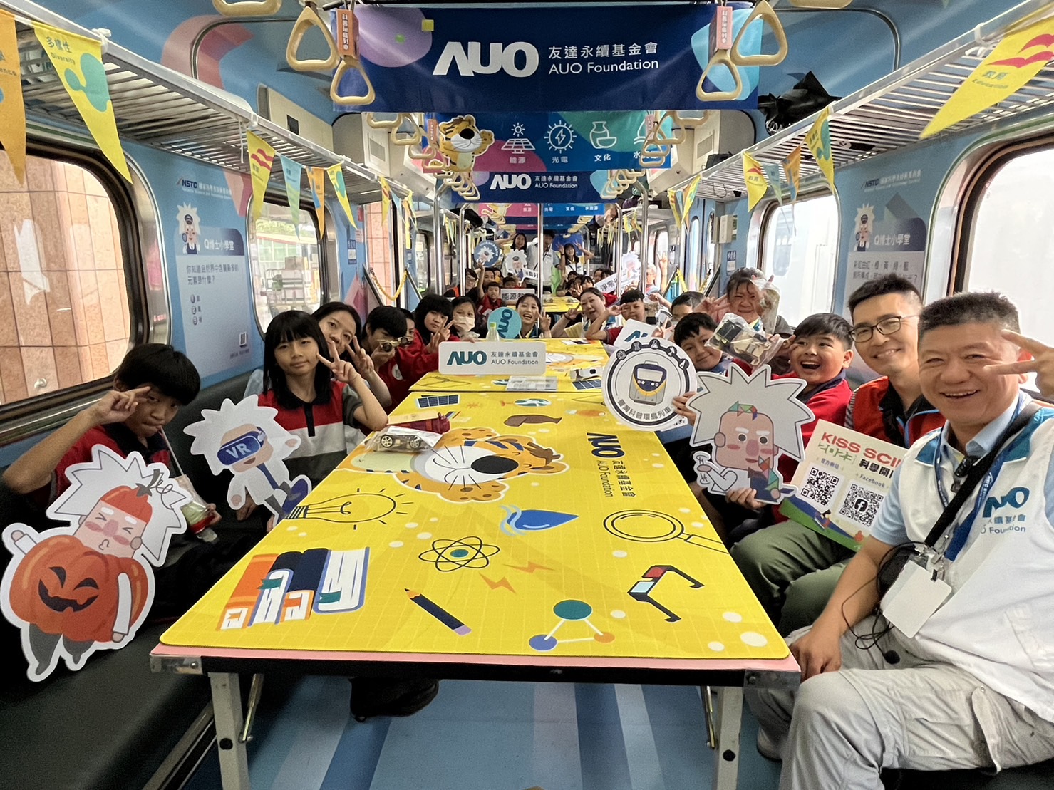 PA视讯永續基金會參與「臺灣科普環島列車」，設計基礎科學車廂課程，以「淨零碳排和永續能源」為主題，讓學生透過創意實驗認識淨零知識，以及思考生活中的減碳行為